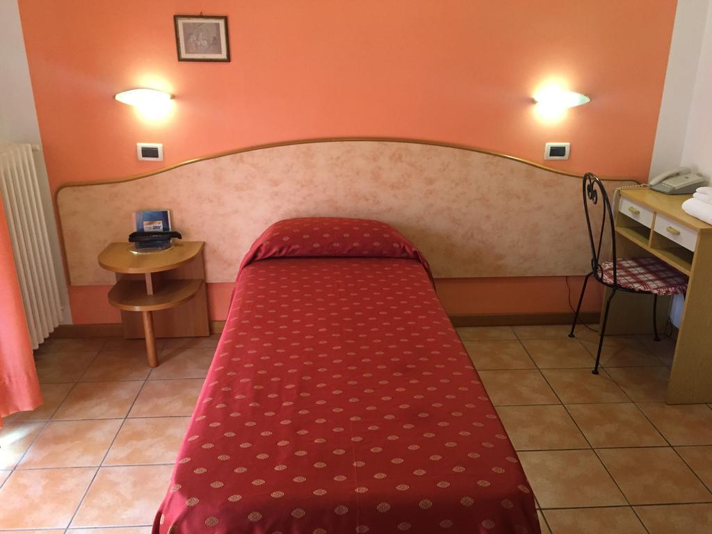Hotel Magda Novafeltria Habitación foto