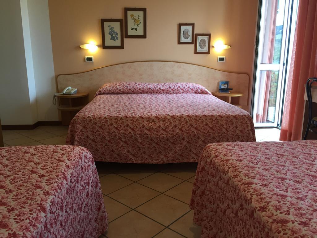 Hotel Magda Novafeltria Habitación foto